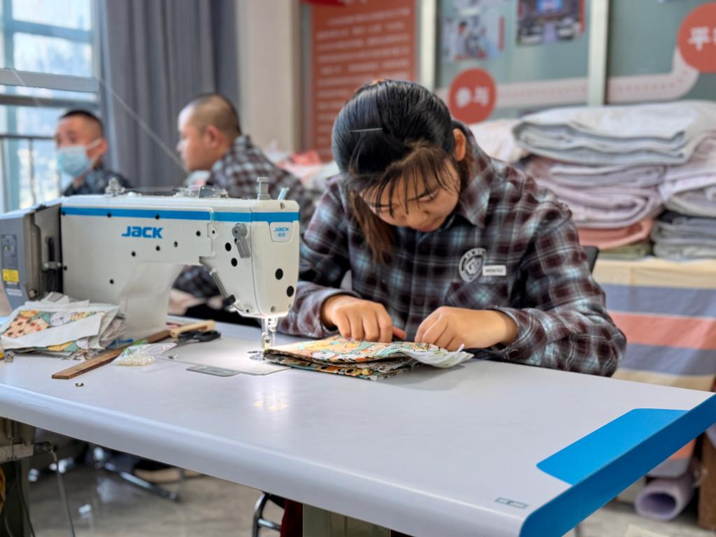 用雙手托起未來——青海西寧輔助就業基地見聞